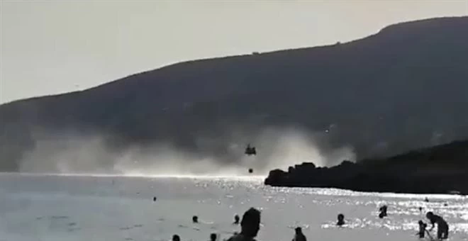 Φωτιά στην Εύβοια: Η στιγμή που ελικόπτερο παίρνει νερό από τη θάλασσα (βίντεο)